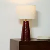 Lámpara de mesa Drava de cerámica granate y pantalla de algodón en Blanco - Lámparas de mesa, Uruguay | Kavehome, vista 2 de 7