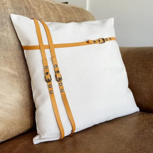 Almohadón con cintos cruzados de cuero - Textiles, Uruguay | Dreams On Time