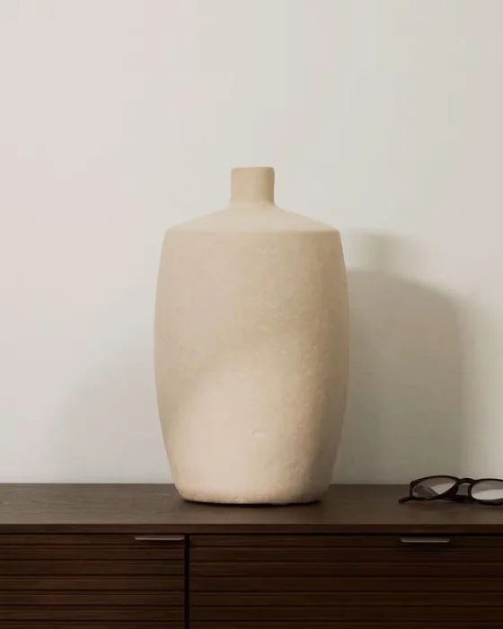 Jarrón Mireni de papel maché beige Ø 39 cm en Blanco - Jarrones, Uruguay | Kavehome, vista 2