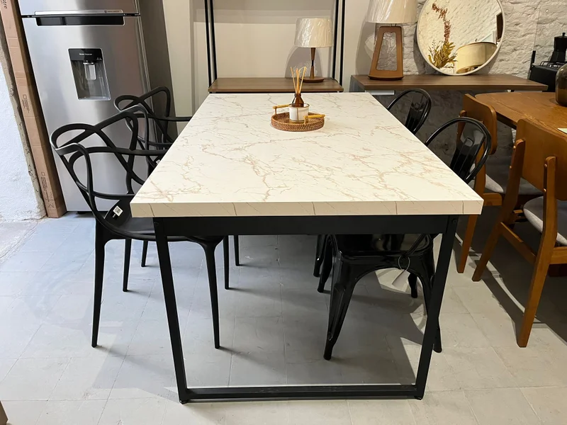 Mesa de Comedor Oxford Volakas Rectangular (Hierro Negro) 150 cm - Con Detalle en Blanco - Mesas de comedor, Uruguay | Berna home, vista 3