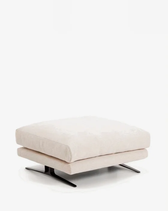 Reposapiés Veliro de chenilla beige y patas de acero con acabado negro 85 x 90 cm FSC Mix Credit en Beige - Sillones y sofás, Uruguay | Kavehome