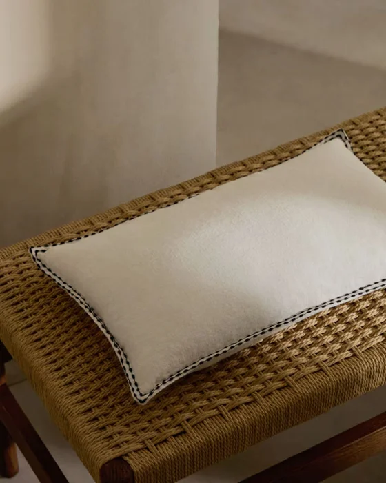 Almohadón Sinet de lino blanco con bordado negro - 30 x 50 cm en Blanco - Textiles, Uruguay | Kavehome, vista 2
