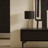 Lámpara de mesa Pina de metal y ratán con pantalla de algodón negro en Madera natural - Lámparas de mesa, Uruguay | Kavehome, vista 2 de 5