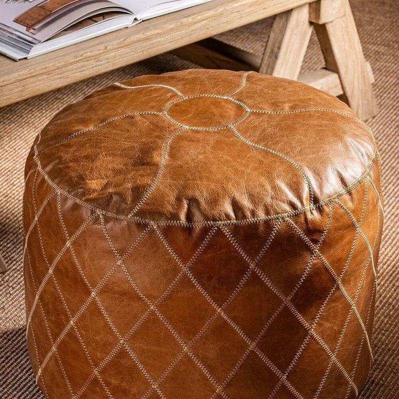 PUFF / OTOMANO REDONDO - CUERO ITALIANO CARAMELO en Marrón - Butacas, banquetas y puffs, Uruguay | La Iberica