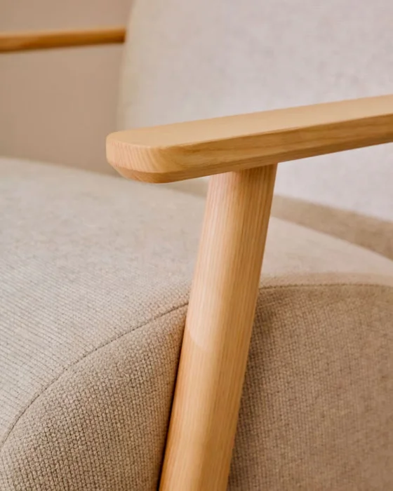 Butaca Meghan de chenilla perla y madera maciza de fresno con acabado natural FSC Mix Credit en Blanco - Butacas, banquetas y puffs, Uruguay | Kavehome, vista 3