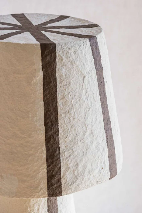 LAMPARA JARRON - PAPEL MACHE - RAYAS en Marrón - Lámparas colgantes, Uruguay | La Iberica