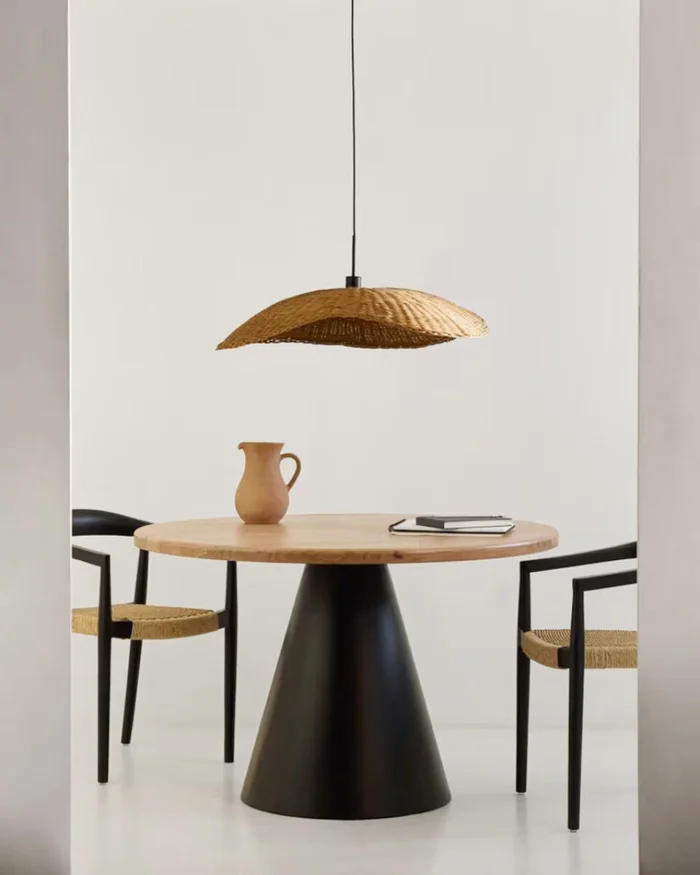 Mesa redonda Wilshire de madera maciza de acacia y patas de acero acabado negro Ø 120 cm en Multicolor - Mesas de comedor, Uruguay | Kavehome, vista 2