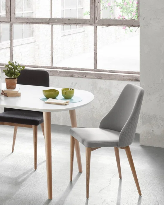 Silla Rosie - gris claro con patas de madera acabado natural en Gris - Sillas, Uruguay | Kavehome, vista 3