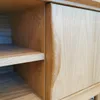 Mueble TV | Ib Kofod-Larsen en Madera natural - Aparadores y recibidores, Uruguay | Mad for Modern, vista 2 de 2
