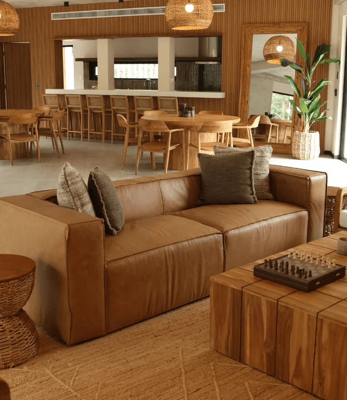 SOFA NORA CUERO NATURAL LA PAZ CAMEL en Naranja - Sillones y sofás, Uruguay | Más Infinito Casa, vista 2