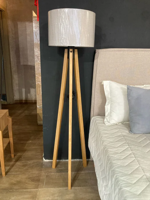 Lámpara de Pie Apollo con Pantalla Lino Beige en Madera natural - Lámparas de pie, Uruguay | Berna home, vista 3