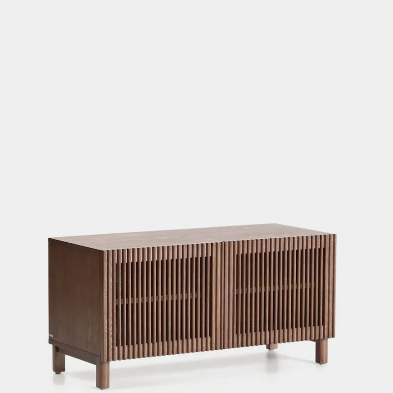 Zapatero Beyla 2 puertas de chapa y madera maciza de fresno con acabado tono nogal 98,5 cm en Marrón - Butacas, banquetas y puffs, Uruguay | Kavehome
