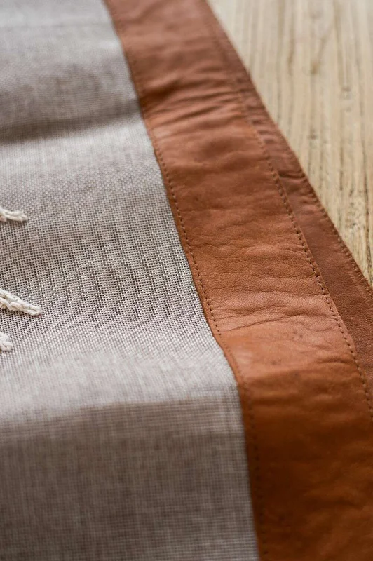 SENDERO BORDADO A MANO - GUARDA DE CUERO - Textiles, Uruguay | La Iberica, vista 3