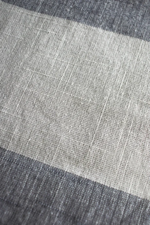 MANTEL RAYAS GRUESAS GRIS OSCURO Y BLANCO en Multicolor - Textiles, Uruguay | Sentido Jose Ignacio, vista 2