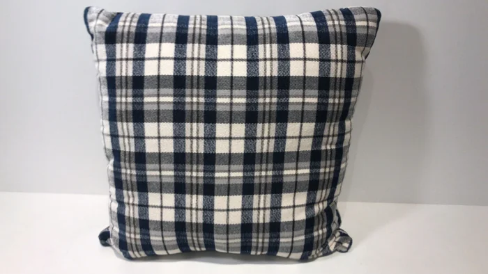 ALMOHADON 40X40 ESCOCESA AZUL Y BEIGE en Azul - Textiles, Uruguay | Champagne Home
