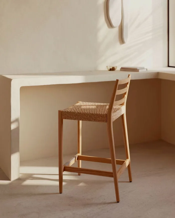 Taburete Analy respaldo madera maciza roble acabado tono natural y asiento cuerda 65cm FSC 100% en Beige - Butacas, banquetas y puffs, Uruguay | Kavehome, vista 2