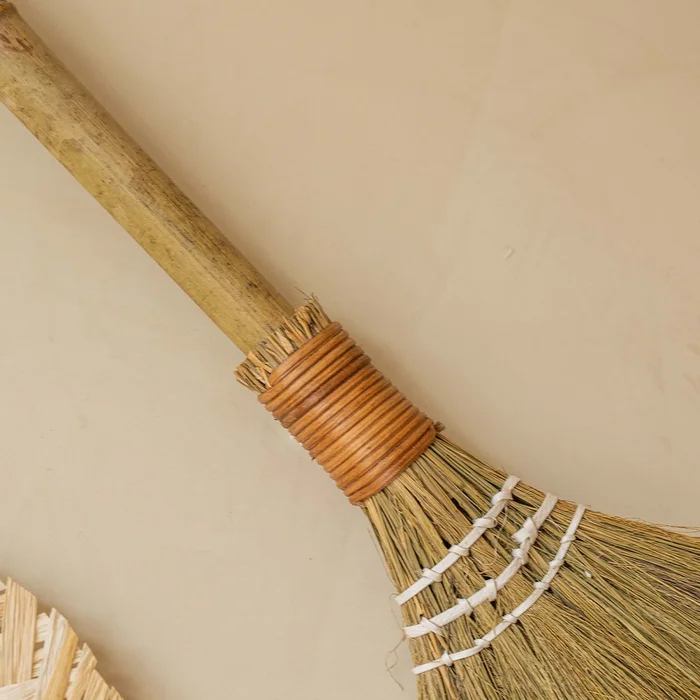 Escoba decorativa paja en Madera natural - Decoración de pared, Uruguay | De Arcos, vista 3
