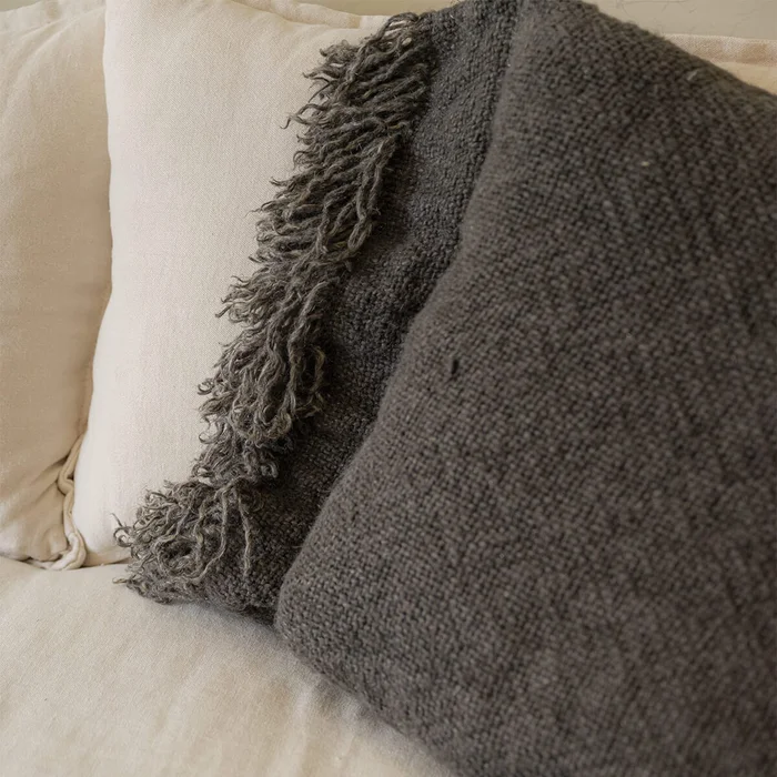 Almohadón Mai charcoal en Gris - Textiles, Uruguay | De Arcos, vista 2