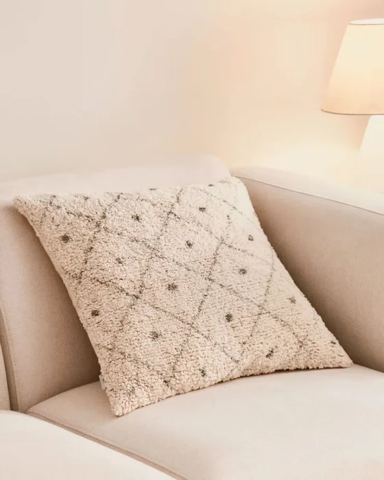 Almohadón Zita 100% algodón pelo beige con rombos y puntos azul - 50 x 50 cm en Beige - Textiles, Uruguay | Kavehome, vista 2