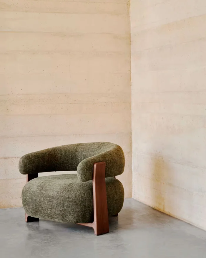 Butaca Granite de chenilla - verde y patas de madera maciza de fresno acabado nogal FSC 100% en Verde - Butacas, banquetas y puffs, Uruguay | Kavehome, vista 2