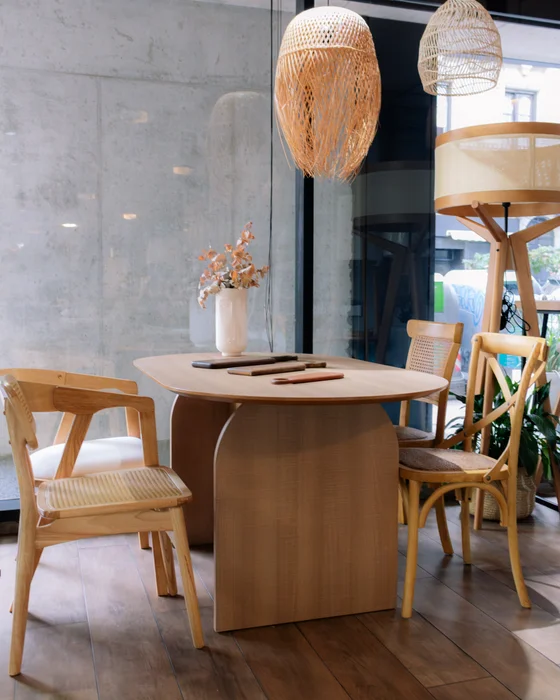 Mesa de Comedor Ovalada Arco 160 x 90 - Marrón Claro en Madera natural - Mesas de comedor, Uruguay | Berna home, vista 2