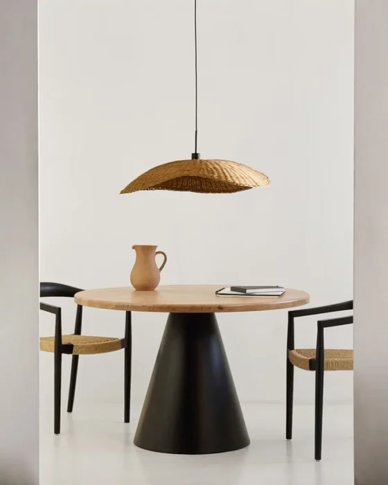 Mesa redonda Wilshire de madera maciza de acacia y patas de acero acabado negro Ø 120 cm en Multicolor - Mesas de comedor, Uruguay | Kavehome, vista 2