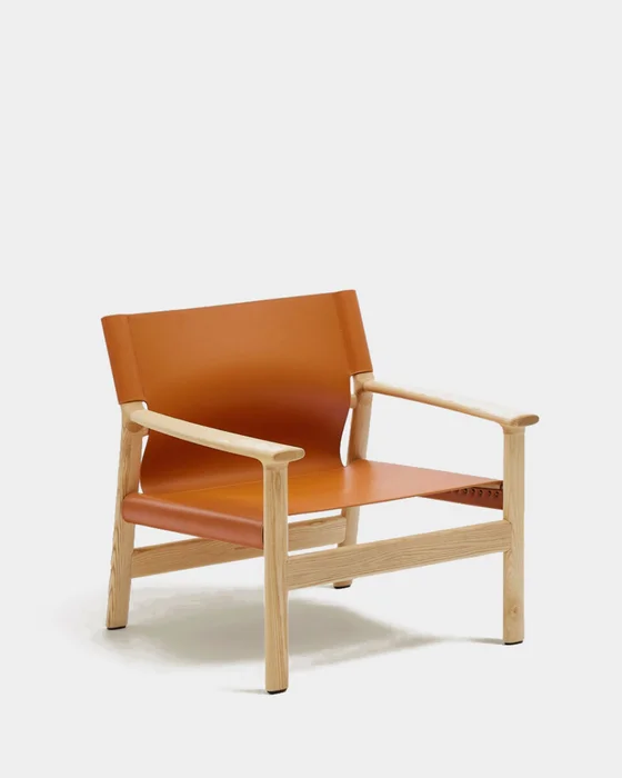 Butaca Jan de fibras de cuero reciclado - marrón claro y madera maciza de fresno con acabado tono natural FSC 100% en Marrón - Butacas, banquetas y puffs, Uruguay | Kavehome