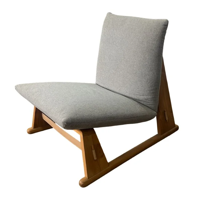 BUTACA SIN BRAZOS EN MADERA y TELA - PRODUCTO CON DETALLES - en Gris - Butacas, banquetas y puffs, Uruguay | Champagne Home, vista 2