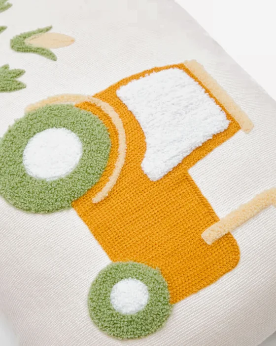 Almohadón Pecky de algodón beige bordado de tractor 30 x 50 cm en Multicolor - Textiles, Uruguay | Kavehome, vista 3