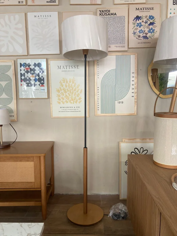 Lámpara de Pie Slim - Madera Natural / Hierro Negro / Pantalla Cilíndrica - Lámparas de pie, Uruguay | Berna Home, vista 5