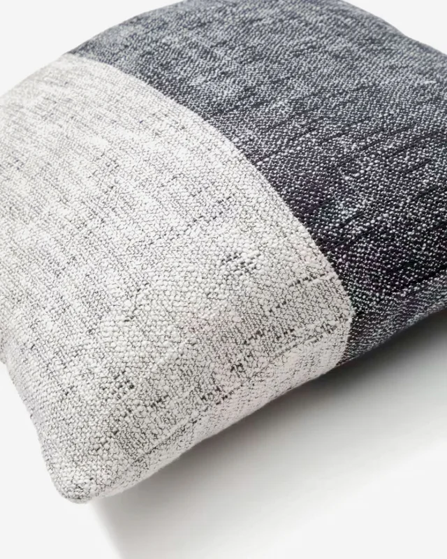 Almohadón Dalel gris 45 x 45 cm en Gris - Textiles, Uruguay | Kavehome, vista 3