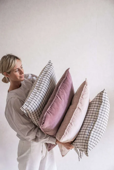 ALMOHADON TERCIOPELO UVA - 55 X 55 CMS en Violeta - Textiles, Uruguay | La Iberica, vista 2