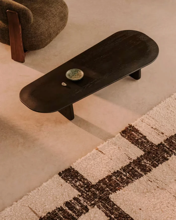 Mesa de centro Pirita de madera maciza de roble con - acabado negro, 146 x 56,5 cm FSC 100% en Marrón - Mesas de living, Uruguay | Kavehome, vista 2