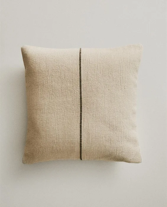 FUNDA COJÍN LÍNEA en Beige - Textiles, Uruguay | Zara Home