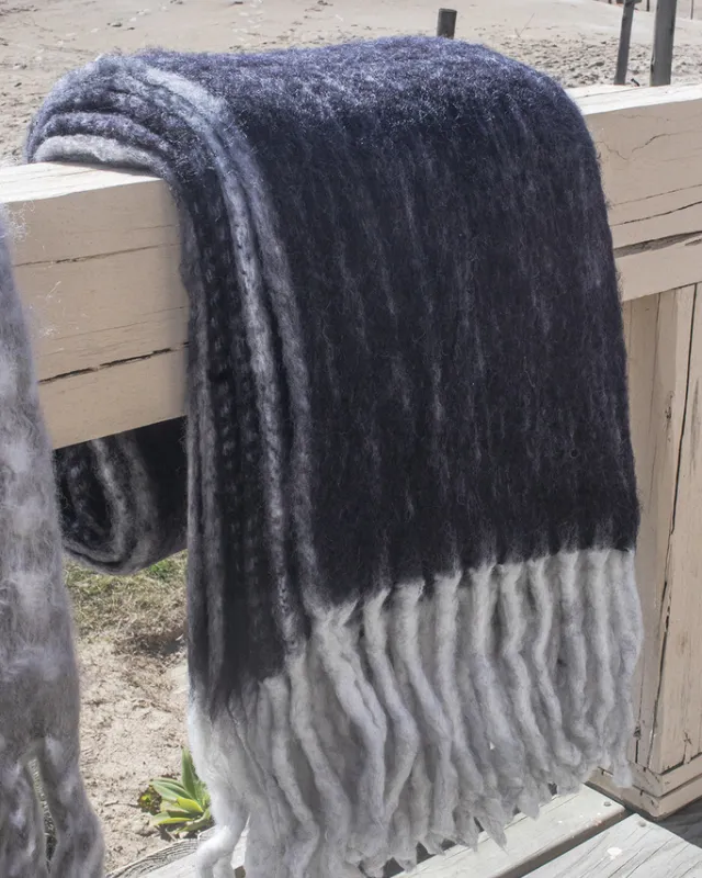 THROW BLEND LANA Y MOHAIR NEGRO en Negro - Textiles, Uruguay | Sentido Jose Ignacio