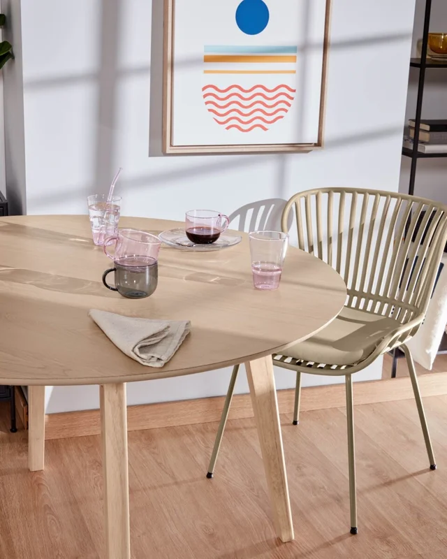 Mesa redonda Batilde madera maciza caucho con chapa de fresno Ø 120 cm en Madera natural - Mesas de comedor, Uruguay | Kavehome, vista 3
