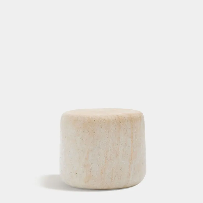 Mesa auxiliar Drasi de cemento con acabado efecto travertino - Ø60 cm en Beige - Mesas de arrimo, Uruguay | Kavehome