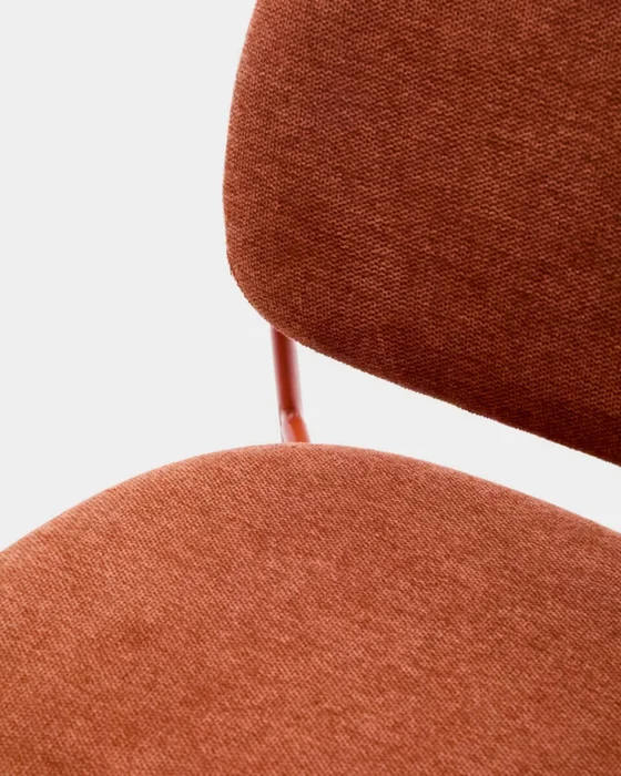 Silla apilable Meli de chenilla - terracota y patas de metal terracota en Rojo - Sillas, Uruguay | Kavehome, vista 6