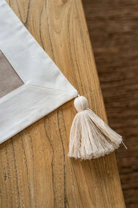 SENDERO BORDADO A MANO - BEIGE Y OFF WHITE en Beige - Textiles, Uruguay | La Iberica, vista 9