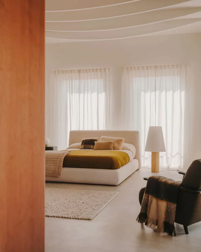 Lámpara de pie Marga de madera maciza con acabado natural - con acabado natural en Marrón - Lámparas de pie, Uruguay | Kavehome, vista 2