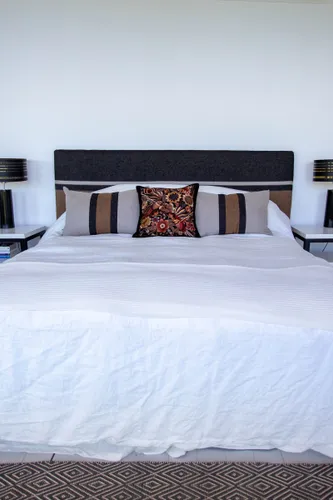 Almohadón ZAL negro en Blanco - Textiles, Uruguay | Almohadones ZAL