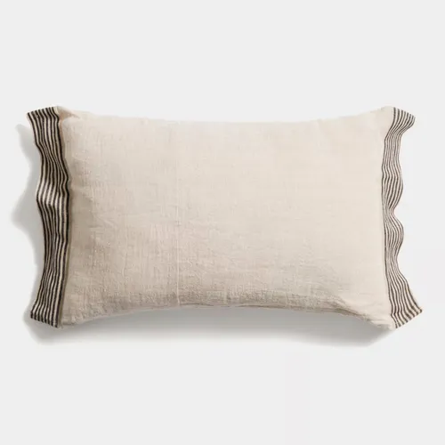 Almohadón Disea de lino - beige con detalle de rayas negras, 40 x 60 cm en Naranja - Textiles, Uruguay | Kavehome
