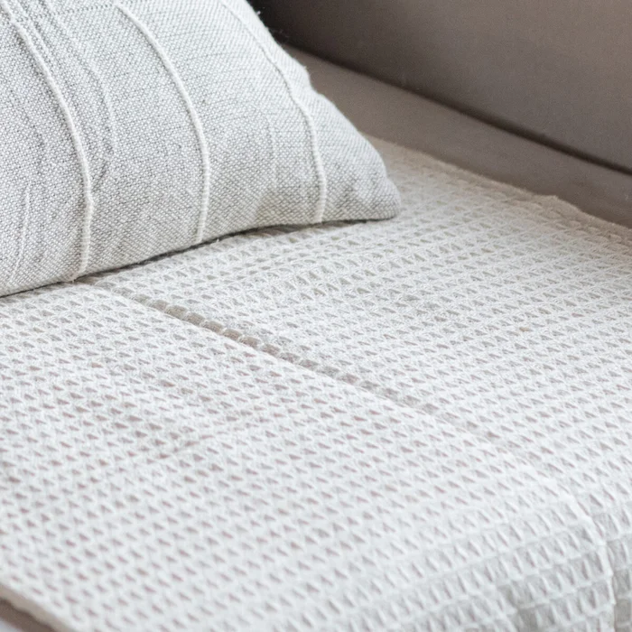 Manta para sillón y cama algodón Marfil waffle - 180 x 130 cm en Blanco - Textiles, Uruguay | Buho Store, vista 5