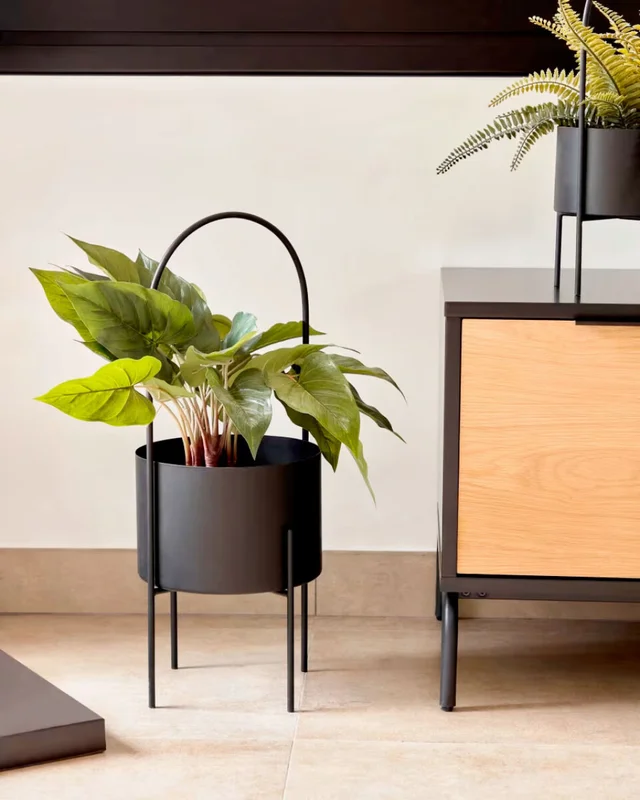 Set redondo Mash de 2 maceteros con asa metal negro Ø 25 cm / Ø 16,5 cm en Negro - Macetas, Uruguay | Kavehome, vista 3