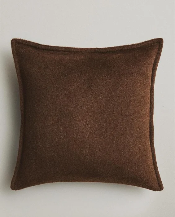 FUNDA COJÍN PELO en Marrón - Textiles, Uruguay | Zara Home