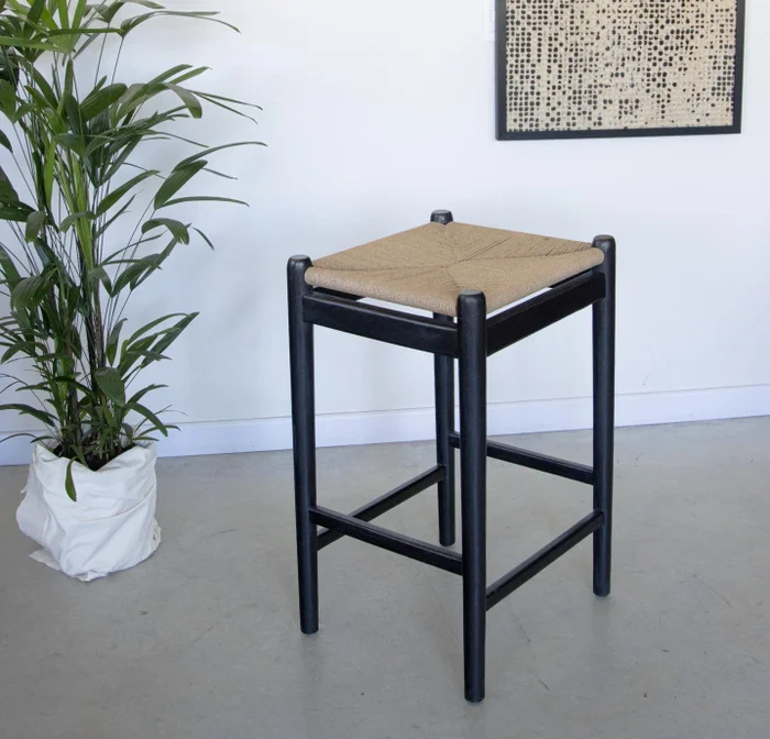 Banqueta de barra en madera teca y fibra en Negro - Butacas, banquetas y puffs, Uruguay | Entrecasa