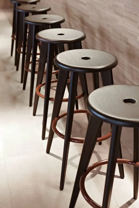 Tabouret Haut | Jean Prouvé en Madera natural - Butacas, banquetas y puffs, Uruguay | Mad for Modern, vista 2