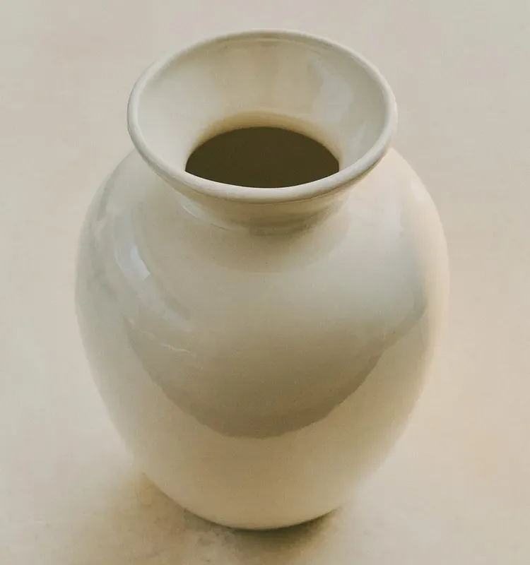 JARRÓN DECORATIVO CERÁMICA CREMA en Blanco - Jarrones, Uruguay | Zara Home