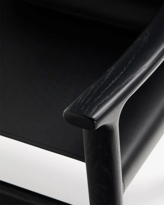 Silla Jan de fibras de cuero reciclado negro y madera maciza de fresno con acabado negro FSC 100% en Negro - Sillas, Uruguay | Kavehome, vista 4