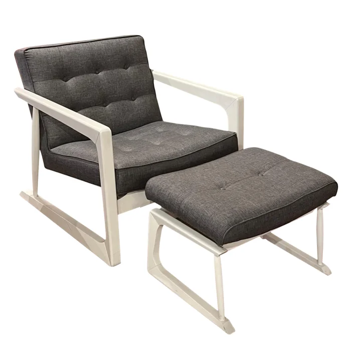 POLTRONA EN MADERA CON POSAPIE - TAPIZADO TELA GRIS - PRODUCTO CON DETALLES - en Gris - Butacas, banquetas y puffs, Uruguay | Champagne Home, vista 2
